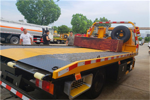 海陵附近拖车电话号码服务